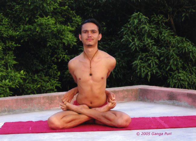 http://www.sanatansociety.org/yoga_and_meditation/images/gp_asana_yoga_mudrasana_jpg.jpg